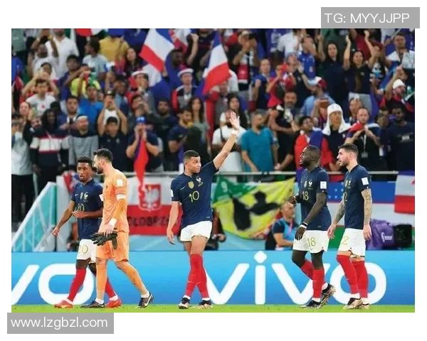 足球球星转身罚站瞬间引发全场热议展现独特场上心理博弈